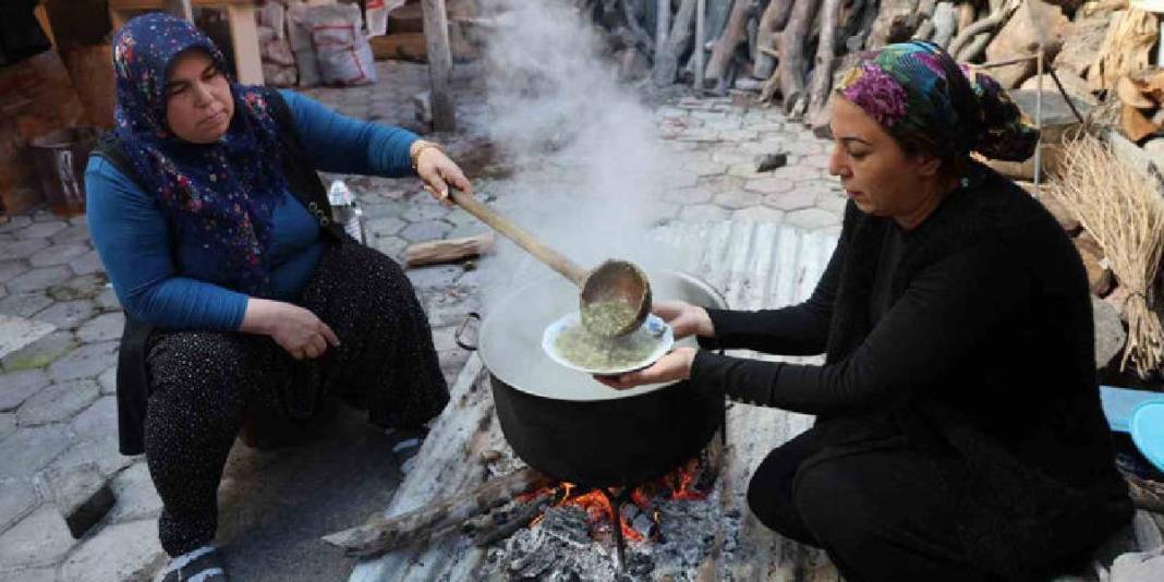 Doğanın en zehirli otlarından: Kadın elinde şifaya dönüşüyor 1